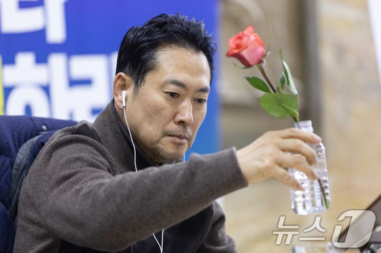 장동혁 국민의힘 대표가 18일 서울 여의도 국회에서 더불어민주당의 통일교 및 공천뇌물 특검 수용을 촉구하며 4일째 단식을 하는 가운데 꽃을 옮기고 있다. 2026.1.18/뉴스1 ⓒ News1 이승배 기자