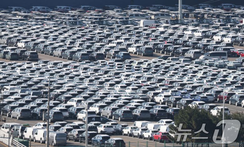 4일 경기 평택시 포승읍 평택항에 수출용 차량이 세워져 있다. 한국산 자동차 관세를 15%로 인하하는 내용이 3일(현지시간) 미국 정부 관보에 게재됐다. 이 관보는 현지시간으로 4일 공식 게재돼 발효되며 인하 조치는 2025년 11월 1일 이후 수입 건부터 소급 적용된다. 2025.12.4/뉴스1 ⓒ News1 김영운 기자