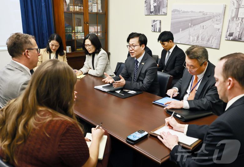 여한구 산업통상부 통상교섭본부장이 14일 미국 워싱턴 D.C. 의회에서 에이드리언 스미스 미국 의회 무역 소위원회 위원장(하원의원)과 면담을 갖고있다. (산업통상부 제공. 재판매 및 DB 금지) 2026.1.15/뉴스1