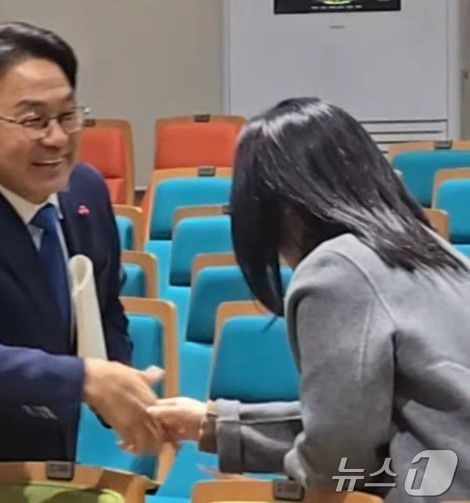 강기정 광주시장이 15일 광주시민협치진흥원 대강당에서 행정통합 공동대응을 위한 광주교사·광주교육청공무원대회에서 행정통합 추진 상황을 직접 설명한 뒤 참여 교사들과 악수하고 있다.(유튜브 7학년 캡쳐)