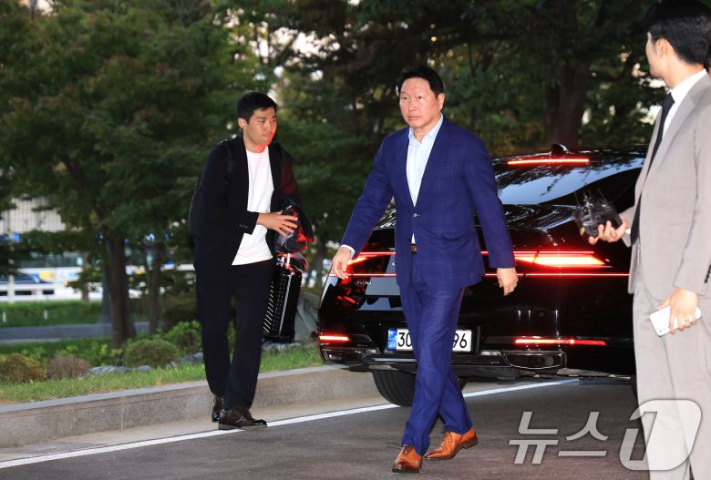 최태원 SK그룹 회장이 도널드 트럼프 미국 대통령과의 관세 협상 지원과 투자 유치 행사에 참석하기 위해 16일 오후 서울 강서구 김포비즈니스항공센터(SGBAC)를 통해 출국하고 있다. 이번 회동은 손정의 일본 소프트뱅크그룹 회장의 초청으로 오는 18일(현지시간)에 삼성, SK, 현대차, LG, 한화 등 국내 5대 그룹 총수들이 도널드 트럼프 미국 대통령의 사저가 있는 플로리다 마러라고 리조트를 방문할 예정이다. 2025.10.16/뉴스1 ⓒ News1 이호윤 기자