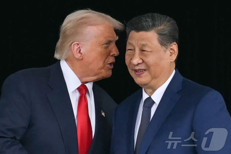 도널드 트럼프 미국 대통령(왼쪽)과 시진핑 중국 국가주석이 지난해 10월 30일 부산 김해국제공항 옆 김해공군기지에서 정상회담을 마친 뒤 대화를 나누고 있다. 2025.10.30/뉴스1 ⓒ AFP=뉴스1 ⓒ News1 박지혜 기자