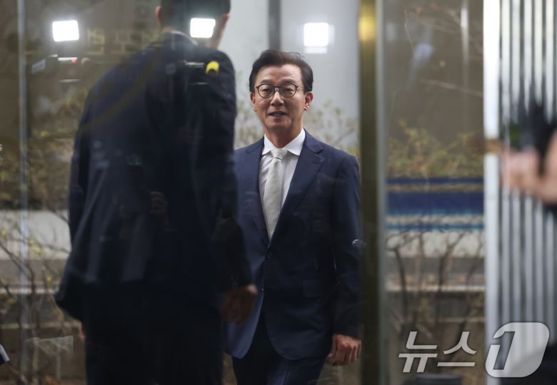 통일교 금품수수 의혹을 받는 전재수 전 해양수산부 장관이 19일 서울 서대문구 경찰청 국가수사본부로 조사받기 위해 출석하고 있다. (공동취재) 2025.12.19/뉴스1 ⓒ News1 이호윤 기자