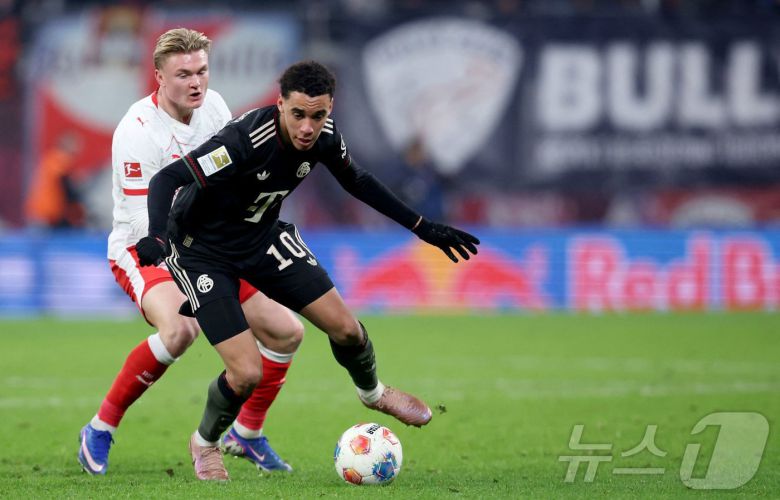 바이에른 뮌헨의 자말 무시알라(10번)가 18일(한국시간) 독일 라이프치히에서 열린 2025-26 독일 분데스리가 라이프치히전에서 후반 42분 교체 출전해 1도움을 기록했다. ⓒ AFP=뉴스1