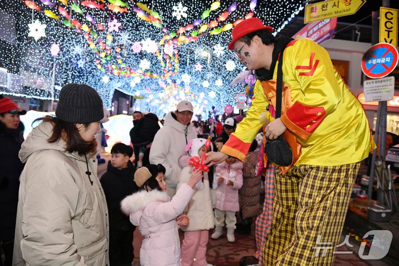 지난 17일 밤 강원 화천군 화천읍 선등거리에서 열린 야간 페스티벌.(화천군 제공, 재판매 및 DB금지)
