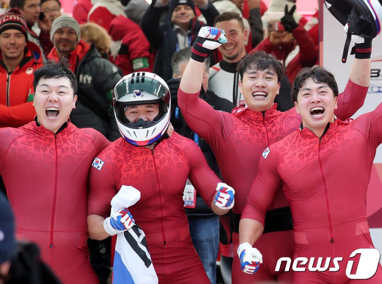 2018 평창 동계올림픽에서 아시아 최초 봅슬레이 은메달을 딴 한국 대표팀이 메달 확정 후 환호하고 있다. 맨 왼쪽이 원윤종. / 뉴스1 DB ⓒ News1 이재명 기자