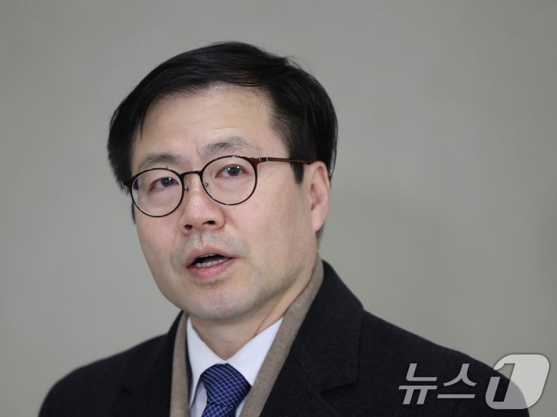 미국을 방문해 대미 통상현안을 논의한 여한구 산업통상자원부 통상교섭본부장이 17일 오전 인천국제공항을 통해 귀국, 취재진 질문에 답하고 있다. 2026.1.17/뉴스1 ⓒ News1 황기선 기자