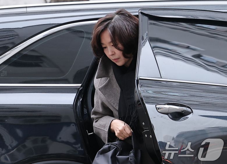 '공천 헌금' 의혹을 받는 김경 서울시의원이 18일 오전 서울 마포구 서울경찰청 광역수사단 공공범죄수사대에서 피의자 신분으로 경찰 조사를 받기 위해 출석하고 있다. 2026.1.18/뉴스1 ⓒ News1 김성진 기자