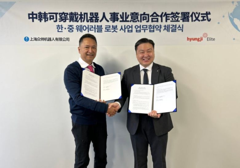형지엘리트가‘상하이중솨이로봇유한공사’와 웨어러블 로봇 공동 연구개발 및 시장 진출을 위한 업무협약(MOU)을 체결했다. 사진은 협약 체결 후 악수를 나누는 최준호 형지엘리트 대표이사(오른쪽)와 쑤캉 상하이중솨이로봇유한공사 총경리 모습.(형지엘리트제공)
