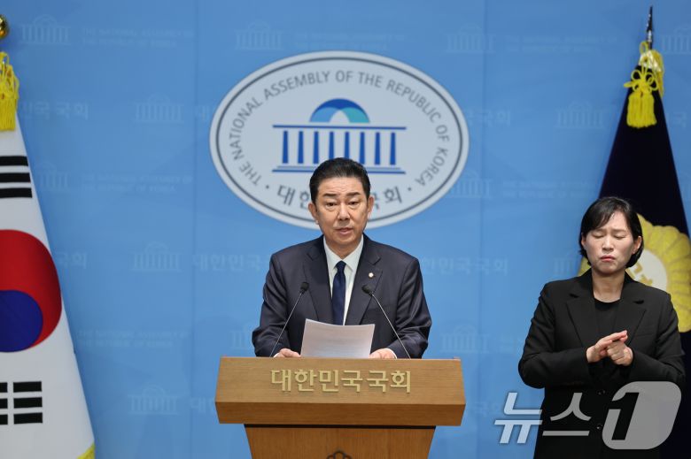 김병기 더불어민주당 의원이 19일 서울 여의도 국회 소통관에서 당 윤리심판원의 제명 결정에 대한 입장을 밝히는 기자회견을 하고 있다. 2025.1.19/뉴스1 ⓒ News1 이승배 기자