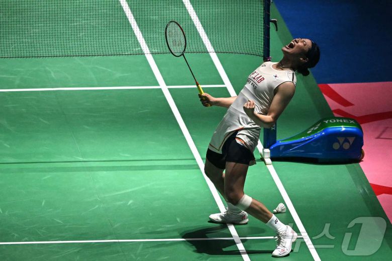 안세영(삼성생명)이 18일 인도 뉴델리에서 열린 인도 오픈 2026 배드민턴 여자 단식 결승전에서 중국의 왕즈이를 세트 스코어 2-0으로 꺾고 우승한 뒤 기뻐하고 있다. ⓒ AFP=뉴스1