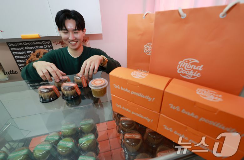이윤민 아워포지티비티 대표가 15일 경기 김포시 구래동 몬트쿠키에서 두바이쫀득쿠키(두쫀쿠)를 정리하고 있다.2026.1.15/뉴스1 ⓒ News1 이호윤 기자