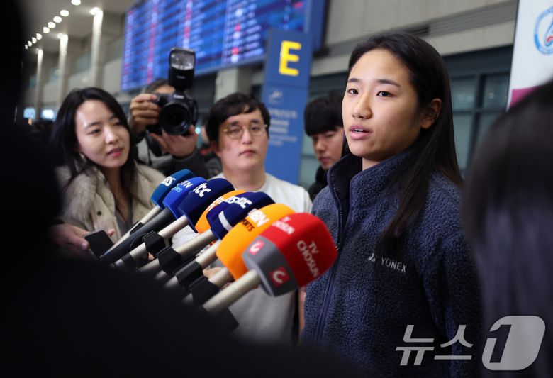 인도 오픈 2연패를 거두고 돌아온 '배드민턴 여제' 안세영(24·삼성생명)이 19일 오후 인천국제공항을 통해 귀국해 소감을 밝히고 있다. 2026.1.19/뉴스1 ⓒ News1 오대일 기자