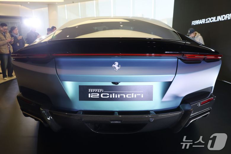 페라리가 19일 오후 서울 서초구 반포 전시장에서 한국 시장을 위해 특별히 제작된 세상에 단 하나뿐인 페라리 12 칠린드리 테일러메이드를 공개하고 있다.ⓒ 뉴스1 이광호 기자.