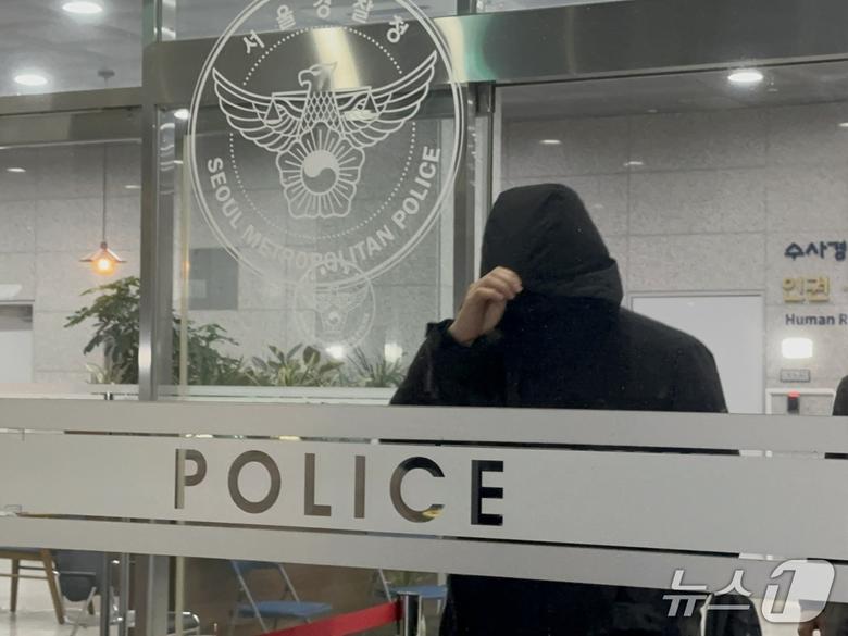 강선우 의원의 전 보좌관 남 모 씨가 18일 오후 서울경찰청 광역수사단에서 수사를 마치고 나오는 모습. 2026.1.18/뉴스1 ⓒ News1 강서연 기자