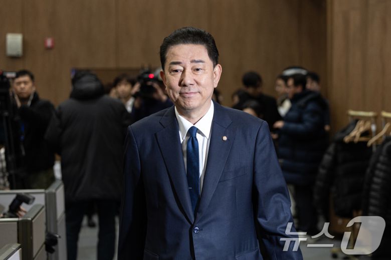 김병기 더불어민주당 의원이 19일 서울 여의도 국회 소통관에서 당 윤리심판원의 제명 결정에 대한 입장을 밝히는 기자회견을 하기 위해 단상으로 향하고 있다. 2026.1.19/뉴스1 ⓒ News1 이승배 기자