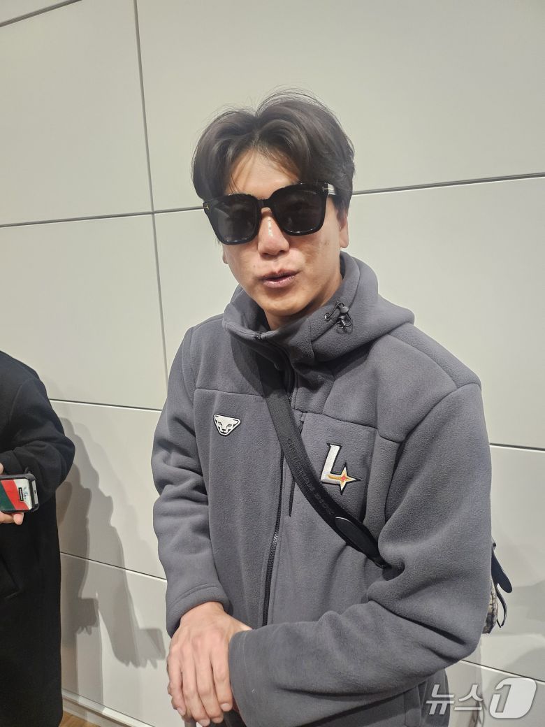SSG 랜더스 김광현이 19일 인천국제공항에서 취재진과 인터뷰하고 있다. ⓒ News1 권혁준 기자
