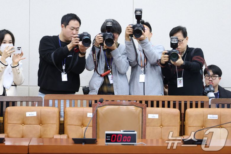 19일 서울 여의도 국회에서 열린 재정경제기획위원회 전체회의에서 이혜훈 기획예산처 장관의 자리가 비어 있다. 2026.1.19/뉴스1 ⓒ News1 신웅수 기자