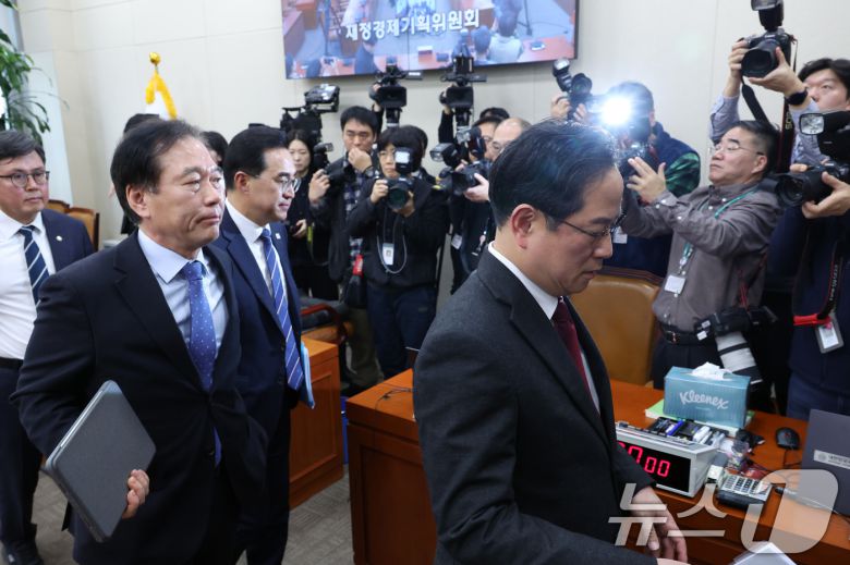 정태호 더불어민주당 간사와 박수영 국민의힘 간사가 19일 서울 여의도 국회에서 열린 재정경제기획위원회가 정회된 후 회의실을 나서고 있다. ⓒ News1 신웅수 기자