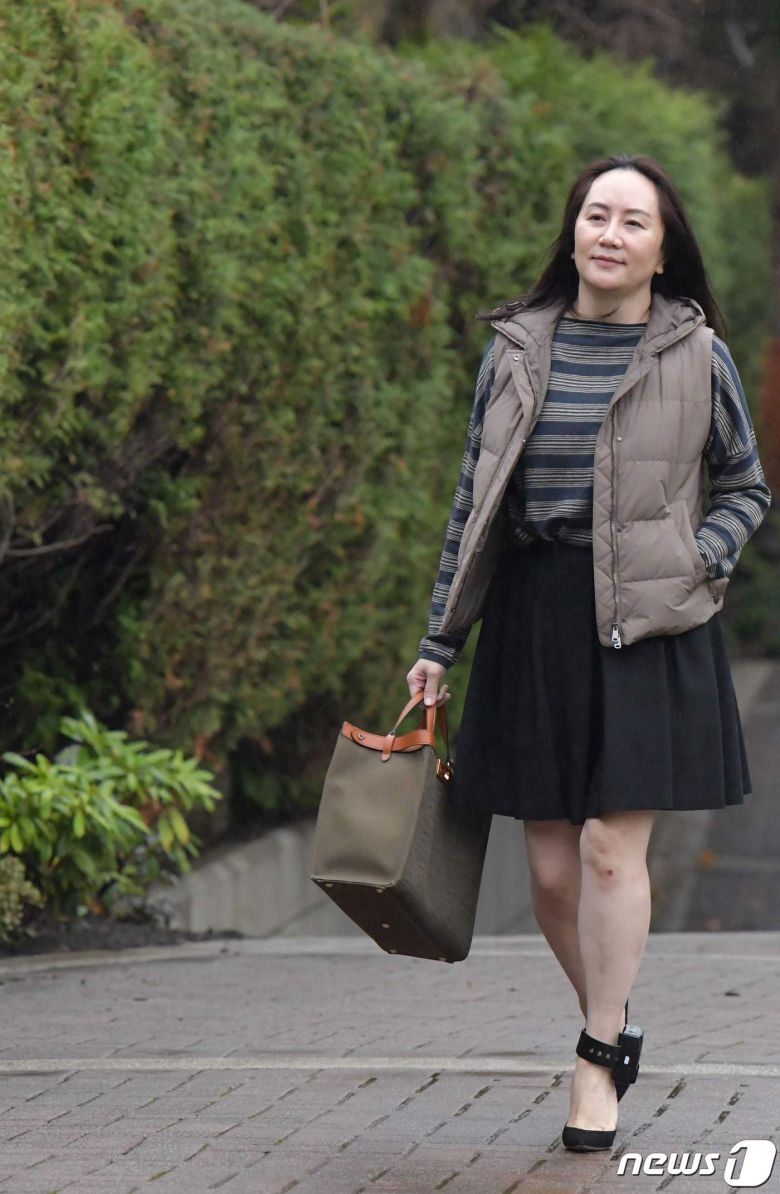 멍완저우 중국 화웨이 부회장 겸 최고재무책임자가 7일(현지시간) 캐나다 밴쿠버에 있는 브리티시 컬럼비아주 대법원에서 열리는 공판에 참석하기 위해 자택을 나서고 있다. ⓒ AFP=뉴스1 ⓒ News1 우동명 기자