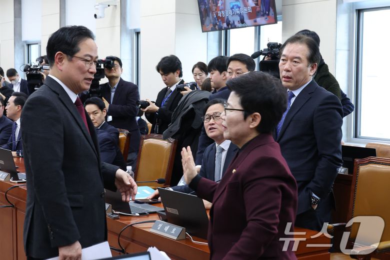 임이자 위원장이 19일 서울 여의도 국회에서 열린 재정경제기획위원회가 정회된 후 정태호 더불어민주당 간사와 박수영 국민의힘 간사를 지나치고 있다. 2026.1.19/뉴스1 ⓒ News1 신웅수 기자