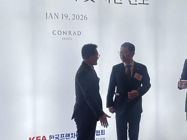 (오른쪽)나명석  한국프랜차이즈산업협회장이  19일 서울 여의도 콘래드호텔 그랜드볼룸 열린 '제8대·제9대 협회장 이취임식 및 비전 선포식'에서 이야기를 나누는 모습.