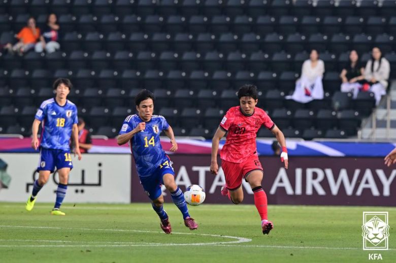 한국 23세 이하 축구대표팀은 2024 AFC U23 아시안컵 조별리그에서 일본을 1-0으로 제압했다. 그러나 8강에서 인도네시아를 만나 승부차기 끝에 패배, 2024 파리 올림픽 본선 진출권 획득에 실패했다. (대한축구협회 제공)