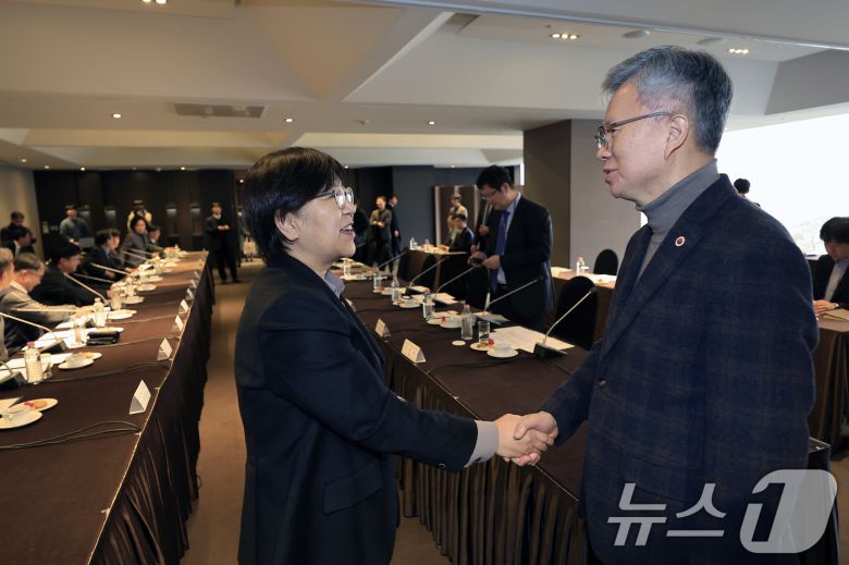 정은경 보건복지부 장관이 29일 오후 서울시 중구 소공로 더 플라자 호텔 서울에서 열린 2025년 제1차 보건의료정책심의위원회 회의에서 김택우 대한의사협회장과 인사를 나누고 있다. 2025.12.29/뉴스1 ⓒ News1 박정호 기자