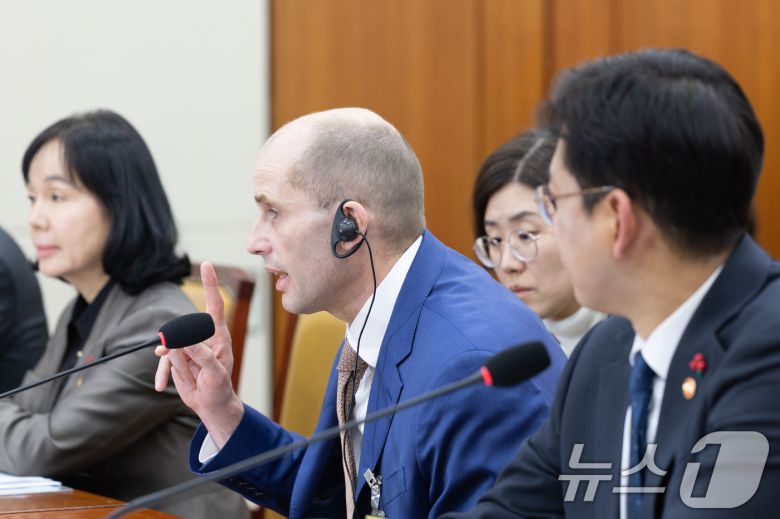 해롤드 로저스 쿠팡 대표이사가 31일 서울 여의도 국회에서 열린 제430회국회(임시회) 쿠팡 침해사고 및 개인정보 유출, 불공정 거래, 노동환경 실태 파악과 재발방지 대책 마련을 위한 연석 청문회에 출석해 의원 질의에 답변하고 있다. 이를 배경훈 과학기술정보통신부 장관 겸 부총리(오른쪽)가 바라보고 있다. 2025.12.31/뉴스1 ⓒ News1 이승배 기자