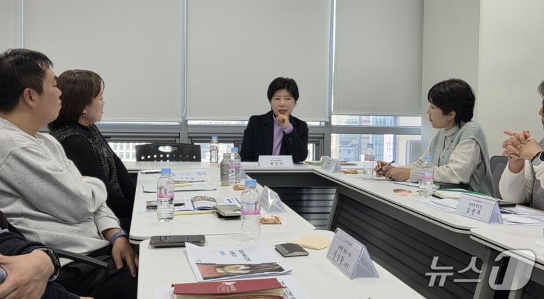 배진선 서울시 동물보호과장(오른쪽에서 두 번째)이 2025 서울시 길고양이 서식현황 모니터링 결과보고에서 참석자들과 향후 길고양이 관련 정책에 대해 논의하고 있다. ⓒ 뉴스1 한송아 기자