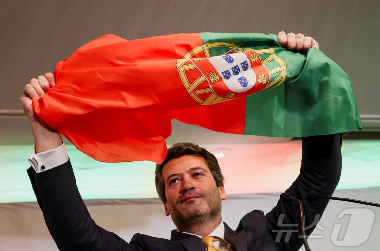 포르투갈의 극우성향 정당 셰가의 안드레 벤투라 대통령 후보가 18일 대선 1차 투표에서 2위를 차지한 뒤 국기를 흔들어 보이고 있다. 2026.1.18 ⓒ 로이터=뉴스1 ⓒ News1 강민경 기자
