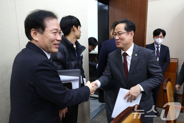 정태호 더불어민주당 간사와 박수영 국민의힘 간사가 13일 서울 여의도 국회에서 열린 재정경제기획위원회 전체회의를 마친 후 악수하고 있다. 재정경제기획위원회는 오는 19일 하루만 이혜훈 기획예산처 장관 후보자의 인사청문회를 개최하기로 합의했다. 2026.1.13/뉴스1 ⓒ News1 신웅수 기자