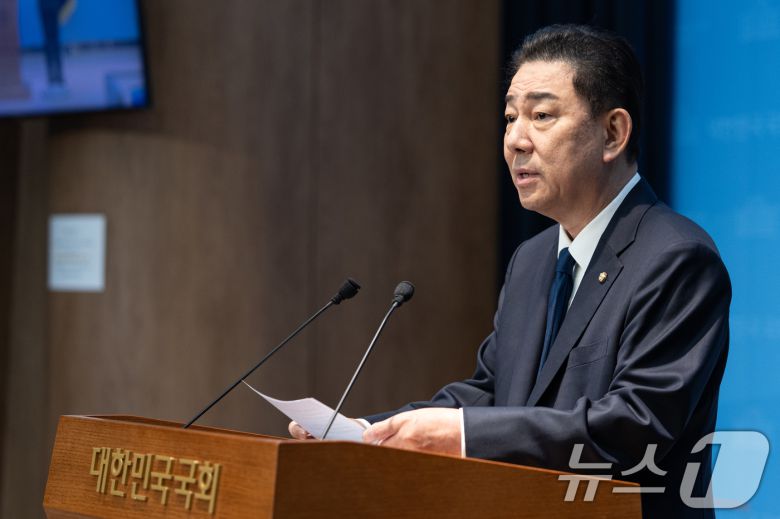 김병기 더불어민주당 의원이 19일 서울 여의도 국회 소통관에서 당 윤리심판원의 제명 결정에 대한 입장을 밝히는 기자회견을 하고 있다. 2026.1.19/뉴스1 ⓒ News1 이승배 기자