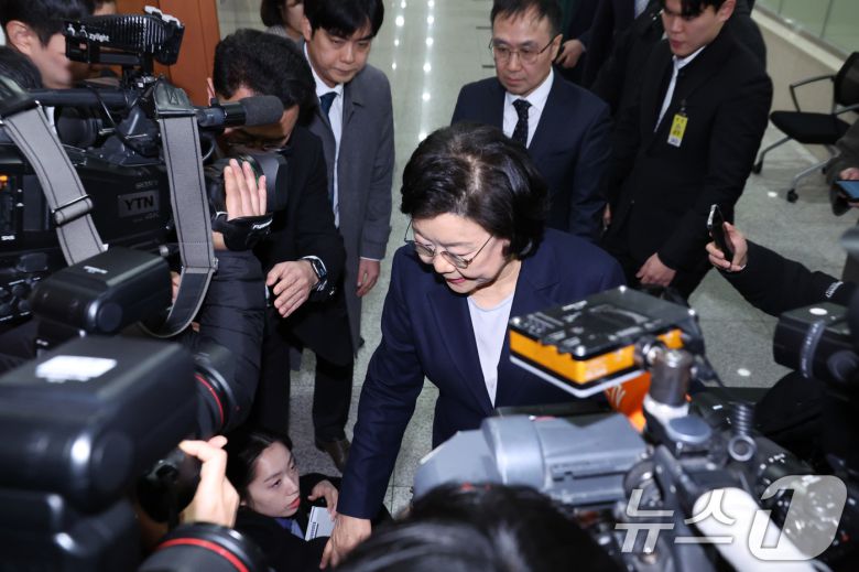 이혜훈 기획예산처 장관 후보자가 19일 서울 여의도 국회에서 취재진의 질의에 답변한 후 대기실로 향하고 있다. 2026.1.19/뉴스1 ⓒ News1 신웅수 기자