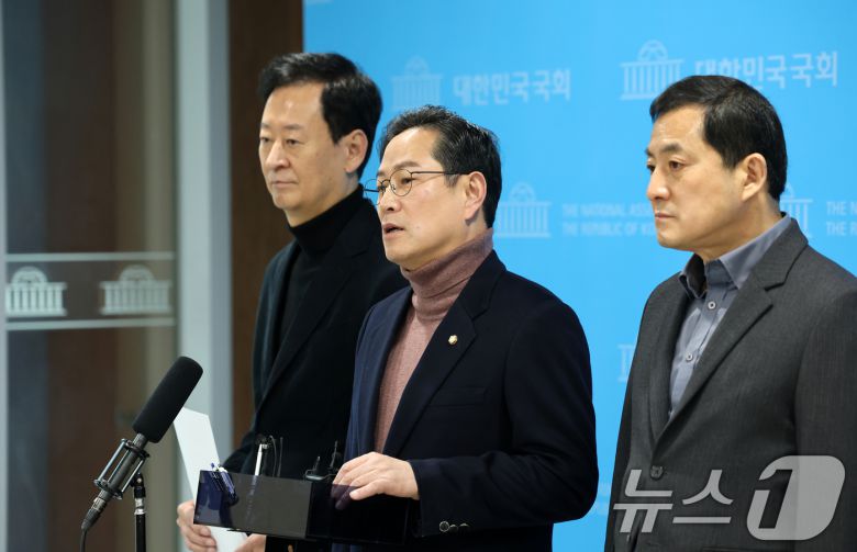 박수영 국민의힘 의원을 비롯한 재정경제기획위원들이 18일 서울 여의도 국회 소통관에서 이혜훈 기획예산처 장관 후보자 인사청문회 거부 입장을 밝히고 있다. 2026.1.18/뉴스1 ⓒ News1 이승배 기자