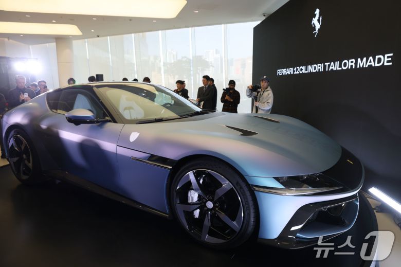 페라리가 19일 오후 서울 서초구 반포 전시장에서 한국 시장을 위해 특별히 제작된 세상에 단 하나뿐인 페라리 12 칠린드리 테일러메이드를 공개하고 있다.ⓒ 뉴스1 이광호 기자