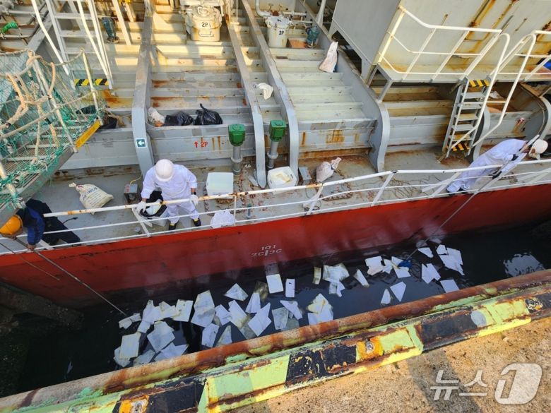 전남 여수 사포1부두에서 방제작업 중인 여수 해경. (여수해경 제공. 재판매 및 DB 금지) 2026.1.19