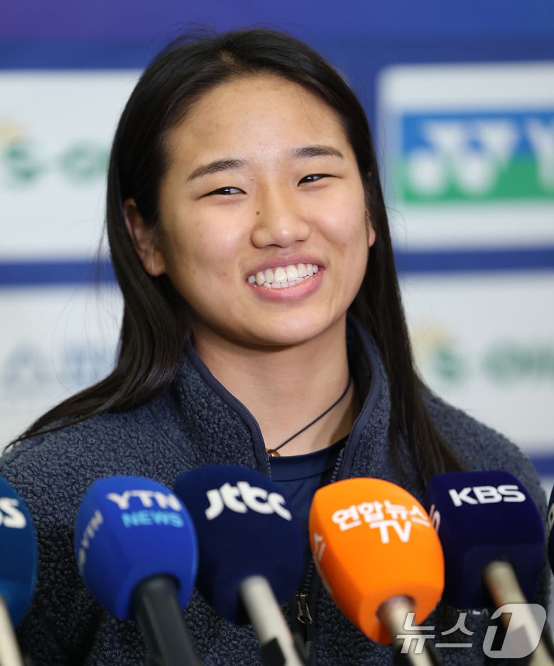 인도 오픈 2연패를 거두고 돌아온 '배드민턴 여제' 안세영(24·삼성생명)이 19일 오후 인천국제공항을 통해 귀국해 소감을 밝히고 있다. 2026.1.19/뉴스1 ⓒ News1 오대일 기자