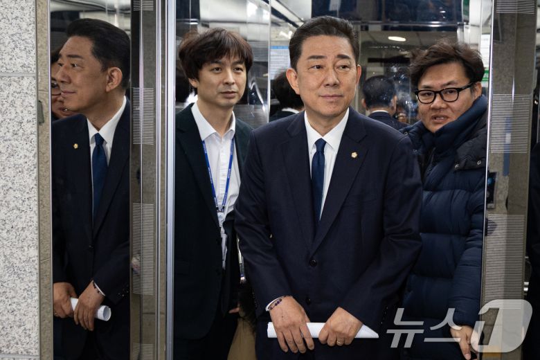 김병기 더불어민주당 의원이 19일 서울 여의도 국회 소통관에서 당 윤리심판원의 제명 결정에 대한 입장을 밝히는 기자회견을 마치고 지하주차장으로 이동하고 있다. 2026.1.19/뉴스1 ⓒ News1 유승관 기자