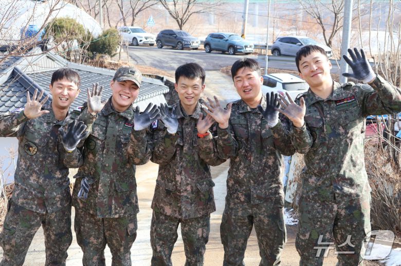 KCTC 전문대항군연대 전차중대 장병들이 인제군 남면 주민을 위해 연탄나눔봉사를 하고 있다.(육군과학화전투훈련단 제공. 재판매 및 DB금지)/뉴스1