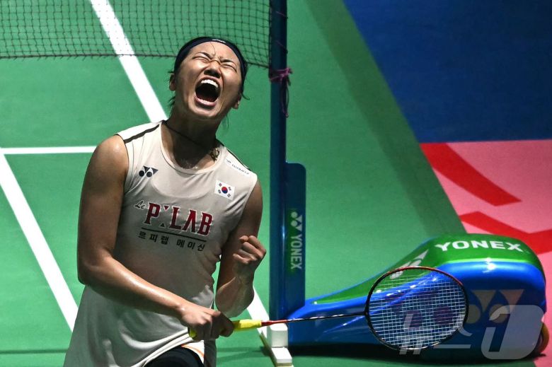 안세영(삼성생명)이 18일 인도 뉴델리에서 열린 인도 오픈 2026 배드민턴 여자 단식 결승전에서 중국의 왕즈이를 세트 스코어 2-0으로 꺾고 우승한 뒤 기뻐하고 있다. (사진=사자드 후세인/AFP) ⓒ AFP=뉴스1 ⓒ News1 이호윤 기자