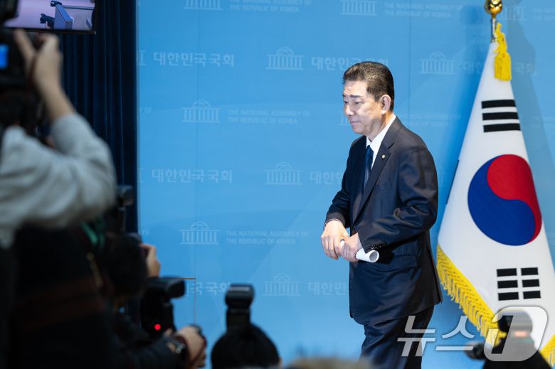 김병기 더불어민주당 의원이 19일 서울 여의도 국회 소통관에서 당 윤리심판원의 제명 결정에 대한 입장을 밝히는 기자회견을 마치고 발걸음을 옮기고 있다. 2026.1.19/뉴스1 ⓒ News1 이승배 기자