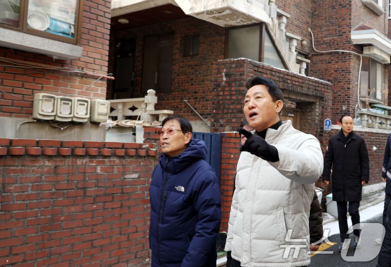 오세훈 서울시장이 19일 서울 관악구 신림7구역에서 재개발 사업대상지 현장 점검을 하고 있다. 2026.1.19/뉴스1 ⓒ News1 김명섭 기자
