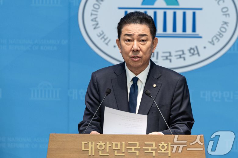 김병기 더불어민주당 의원이 19일 서울 여의도 국회 소통관에서 당 윤리심판원의 제명 결정에 대한 입장을 밝히는 기자회견을 하고 있다. 2026.1.19/뉴스1 ⓒ News1 이승배 기자