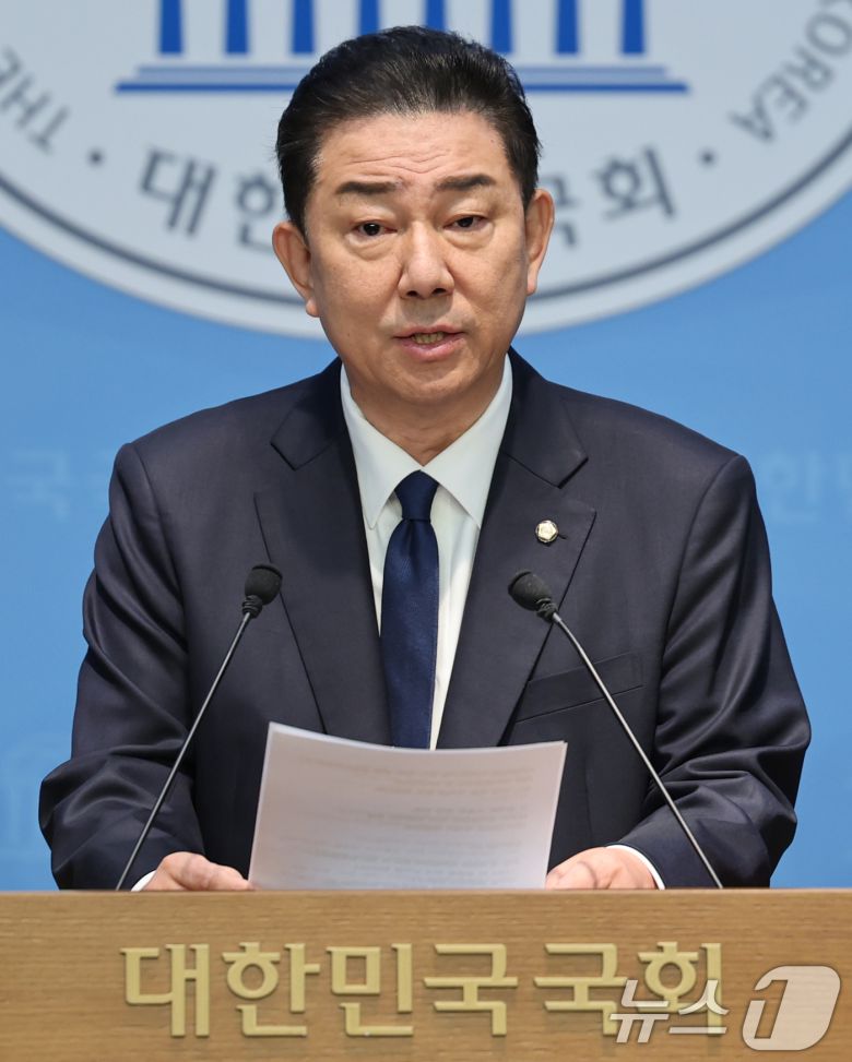 김병기 더불어민주당 의원이 19일 서울 여의도 국회 소통관에서 당 윤리심판원의 제명 결정에 대한 입장을 밝히는 기자회견을 하고 있다. 2026.1.19/뉴스1 ⓒ News1 이승배 기자