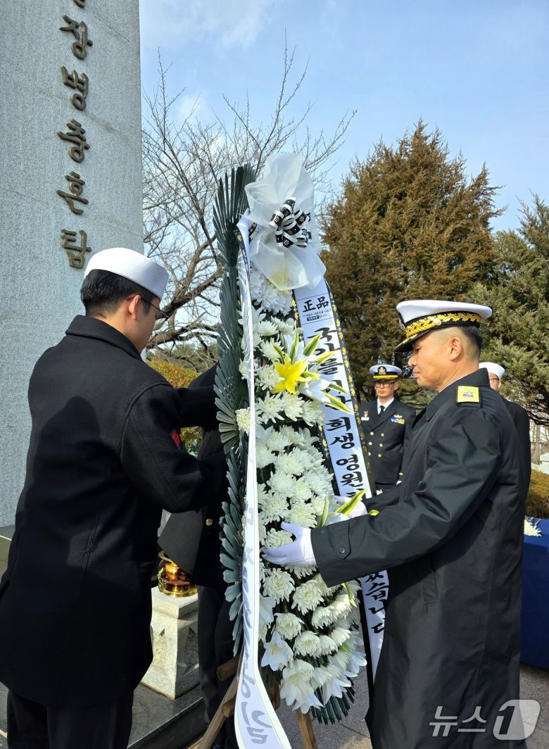 해군 제1함대사령부는 19일 강원 고성군 거진읍에 위치한 당포함 전몰장병 충혼탑에서 '제59주기 당포함 전몰장병 추모행사'를 거행했다.(1함대 제공, 재판매 및 DB 금지) 2026.1.19/뉴스1