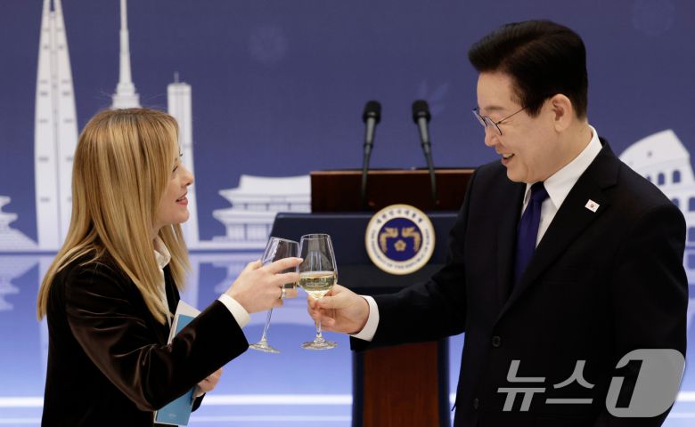 이재명 대통령과 조르자 멜로니 이탈리아 총리가 19일 청와대에서 열린 공식 오찬에서 건배하고 있다. 2026.1.19/뉴스1 ⓒ News1 이재명 기자