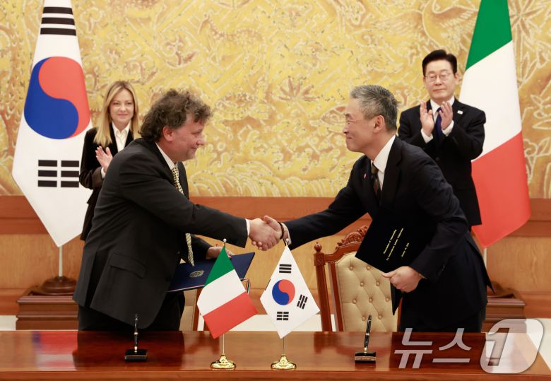 이재명 대통령과 조르자 멜로니 이탈리아 총리가 참석한 가운데 19일 청와대에서 김정희 한국반도체산업협회 부회장과 마시모 베키오 전기전자산업협회(ANIE) 기술이사가 반도체 산업 협력 양해각서 협약식을 하고 있다. 2026.1.19/뉴스1 ⓒ News1 이재명 기자