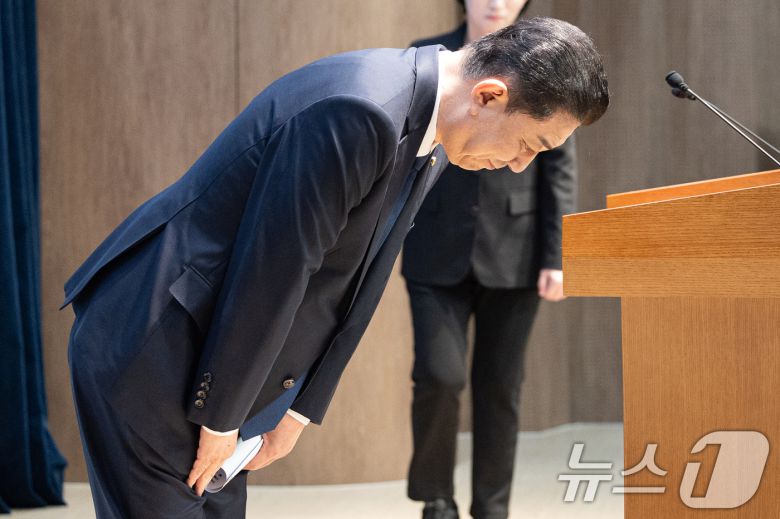 김병기 더불어민주당 의원이 19일 서울 여의도 국회 소통관에서 당 윤리심판원의 제명 결정에 대한 입장을 밝히는 기자회견을 하기에 앞서 고개 숙여 인사하고 있다. 2026.1.19/뉴스1 ⓒ News1 이승배 기자