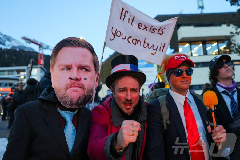 18일(현지시간) 세계경제포럼(WEF) 연차총회(다보스포럼)가 개최될 예정인 스위스 다보스에서 시위대가 도널드 트럼프 미국 대통령의 분장을 하고 JD 밴스 미국 부통령의 가면을 쓴 모습. 2026.01.18 ⓒ 로이터=뉴스1 ⓒ News1 김지완 기자